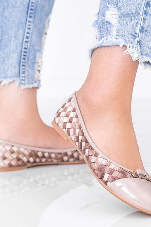 Sandfarbene Schuhe mit... Sandfarbene Schuhe mit...