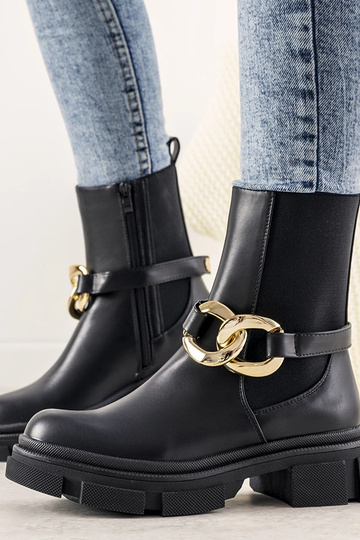 Schwarze Stiefeletten mit Trinity-Kette