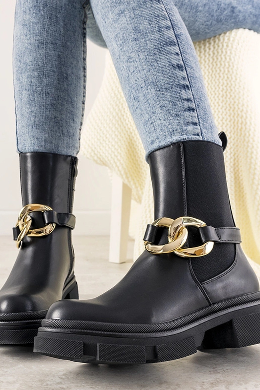 Schwarze Stiefeletten mit Trinity-Kette