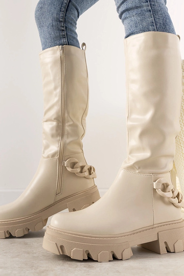 Sandfarbene Stiefeletten mit Kette, „Coniak"