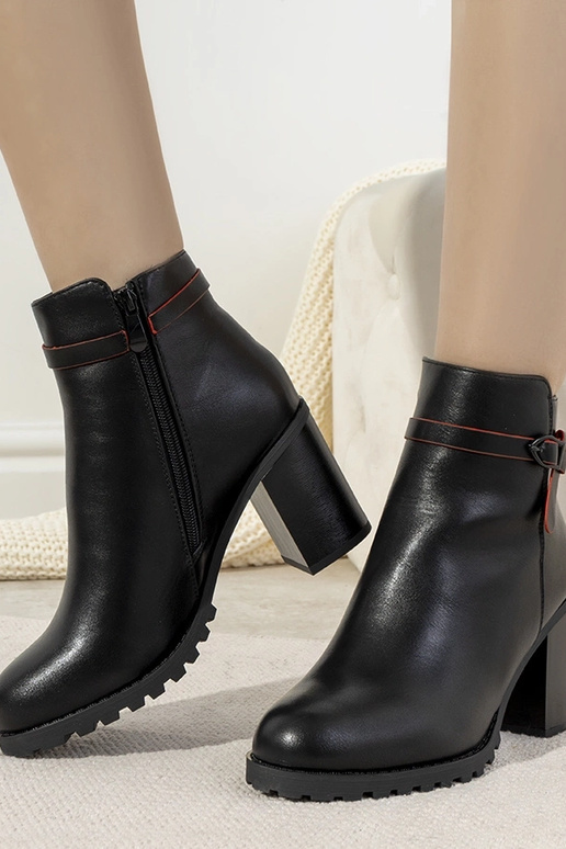 Schwarze isolierte Stiefel mit...