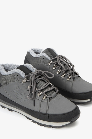 Graue isolierte Sportschuhe... 2