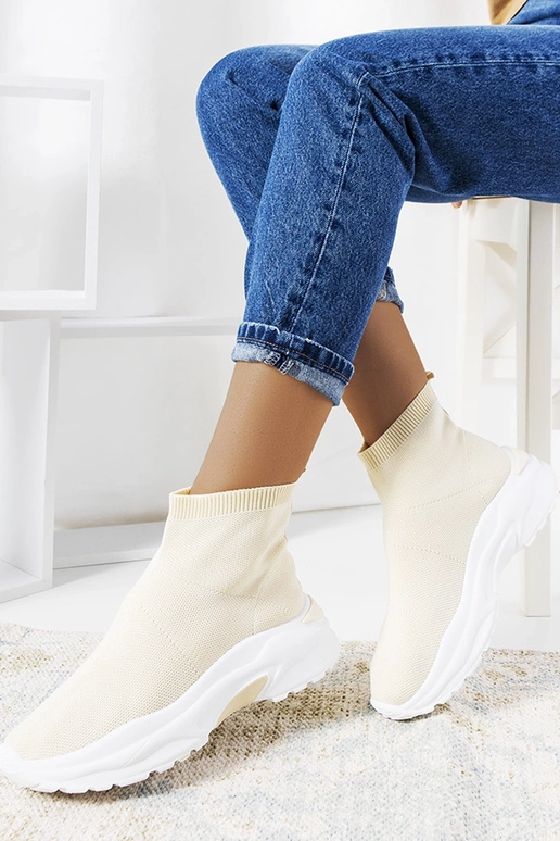 Sandfarbene hohe Sportschuhe, „Melissa" Sandfarbene hohe Sportschuhe, „Melissa"