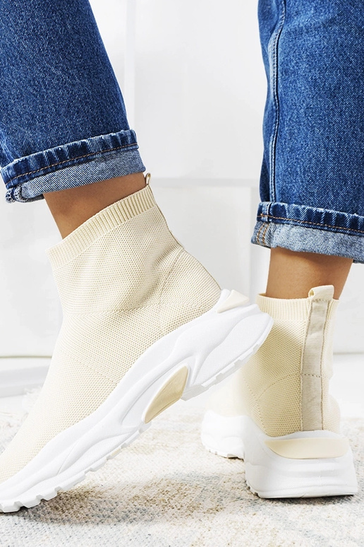 Sandfarbene hohe Sportschuhe, „Melissa" Sandfarbene hohe Sportschuhe, „Melissa"