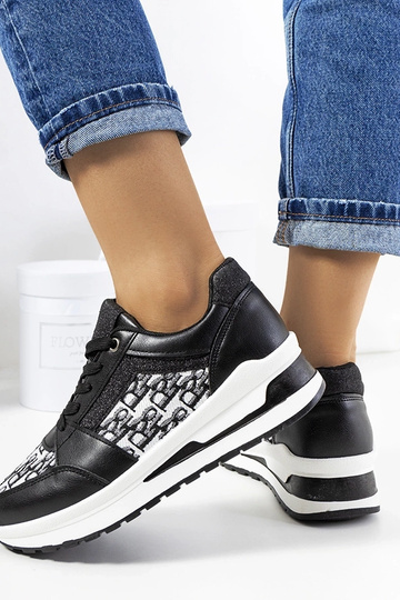 Schwarze Sportschuhe... 2