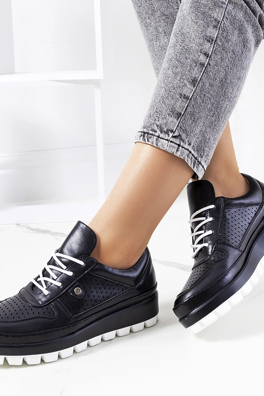 Schwarze durchbrochene Sportschuhe,... Schwarze durchbrochene Sportschuhe,...