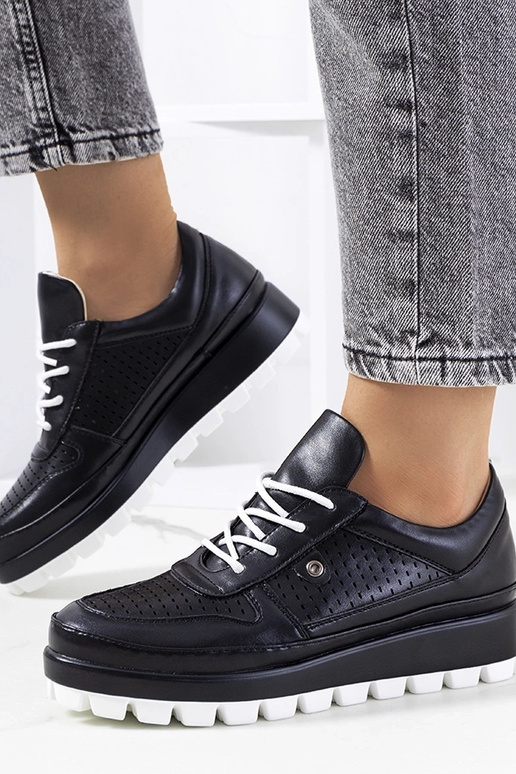 Schwarze durchbrochene Sportschuhe,... Schwarze durchbrochene Sportschuhe,...