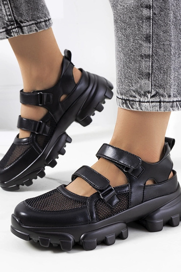 Schwarze Sneakers auf...