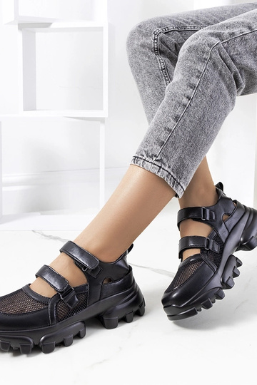 Schwarze Sneakers auf... 2