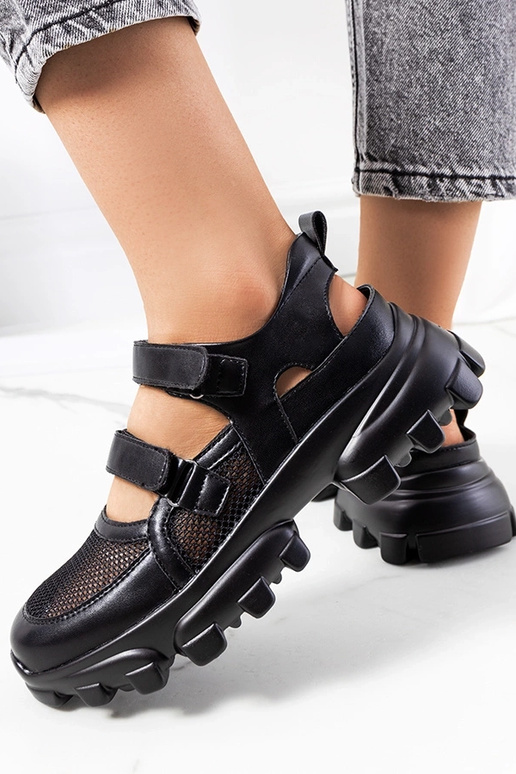 Schwarze Sneakers auf klobigem... Schwarze Sneakers auf klobigem...