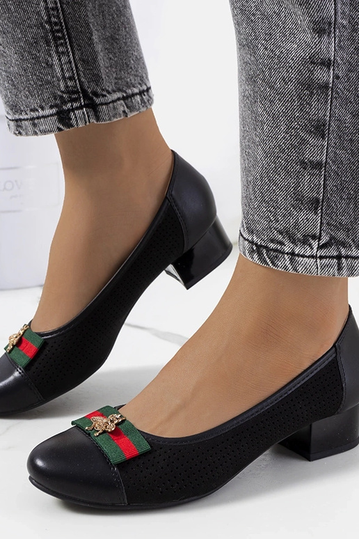 Schwarze Pumps „Seema“ mit Lochmuster