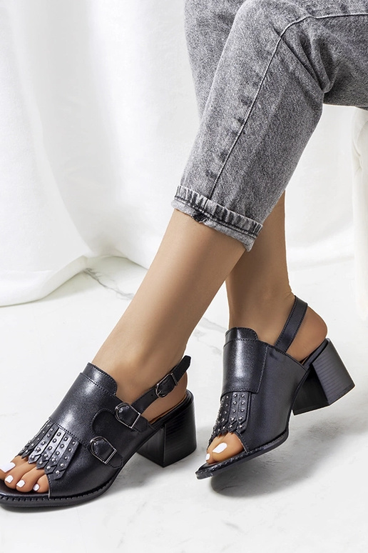 Schwarze Ledersandalen mit... Schwarze Ledersandalen mit...