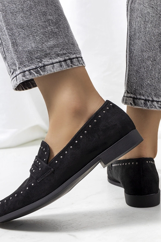 Schwarze Leder-Halbschuhe mit Nieten,... Schwarze Leder-Halbschuhe mit Nieten,...