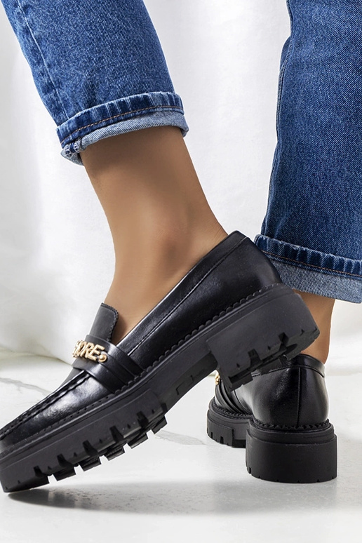 Schwarze Mokassins auf hoher Sohle,...