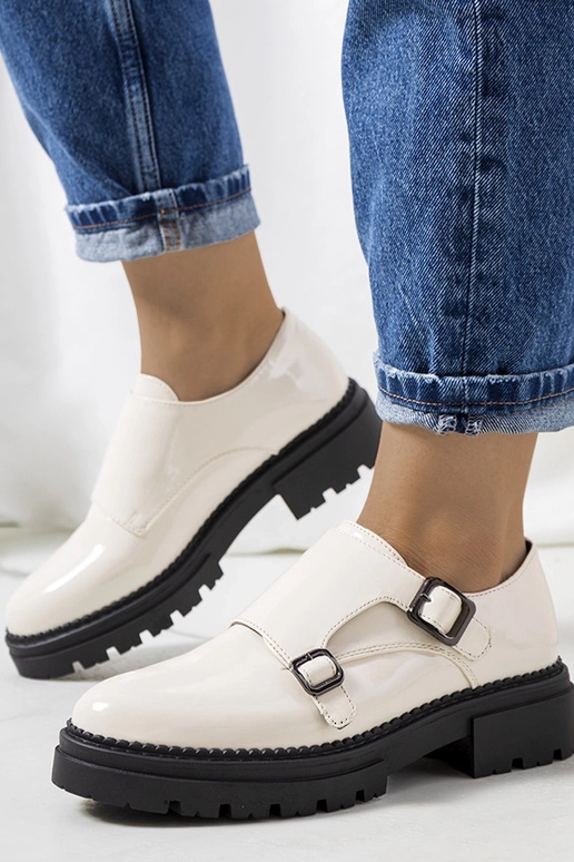 Valks beige Lacklederschuhe