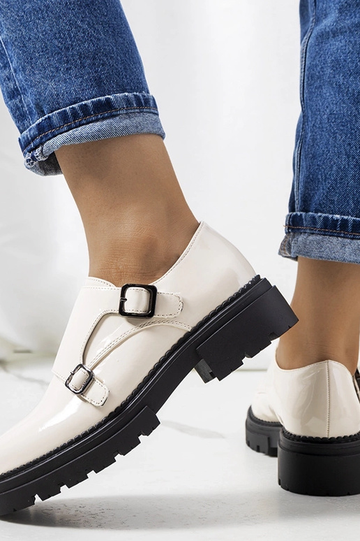 Valks beige Lacklederschuhe