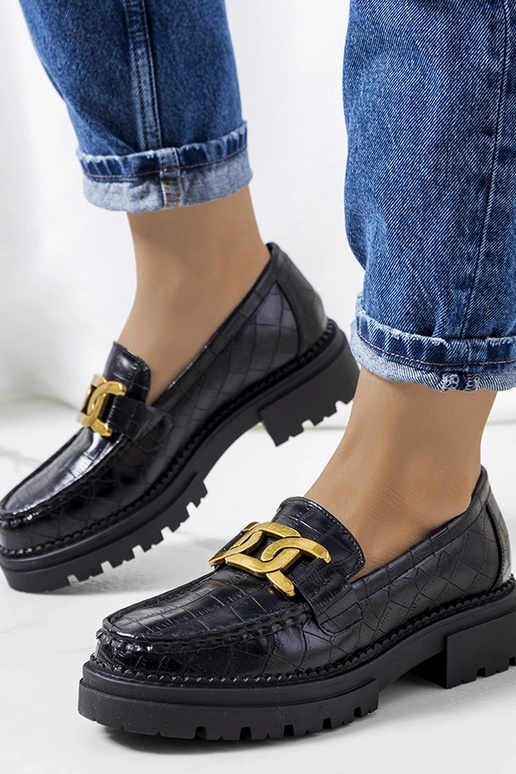 Schwarze Mokassins auf hoher Sohle,...