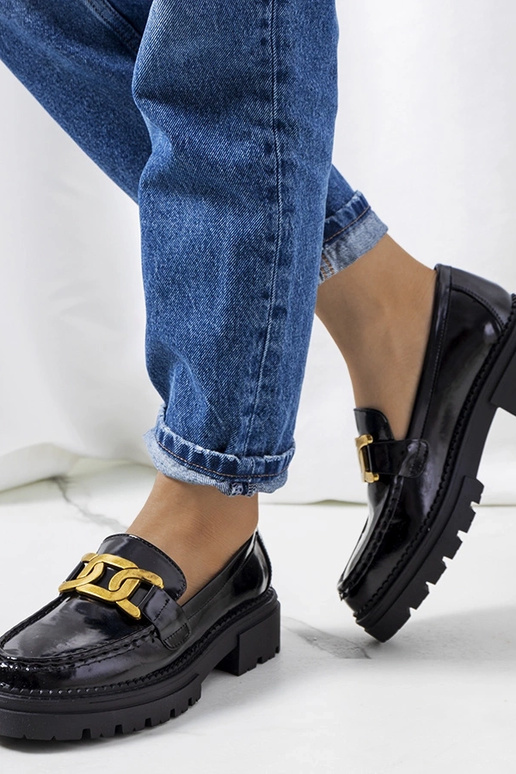 Schwarze Mokassins auf hoher Sohle,...