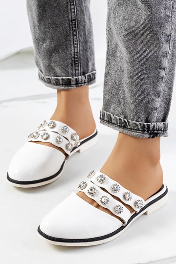 Weiße Flip-Flops mit Nieten...