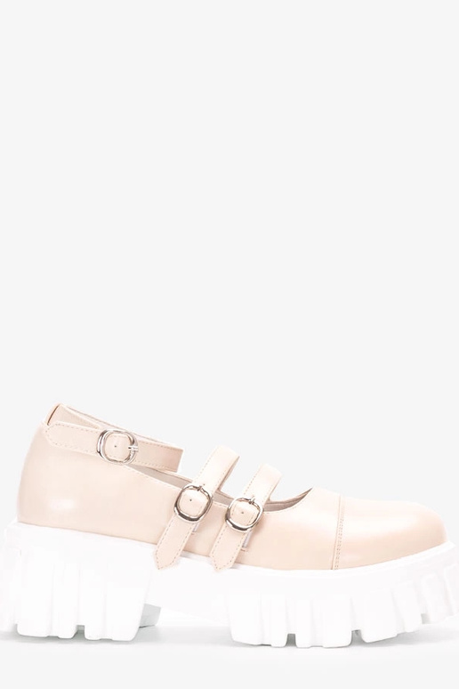 Beige Halbschuhe auf Traktorreifen,... Beige Halbschuhe auf Traktorreifen,...