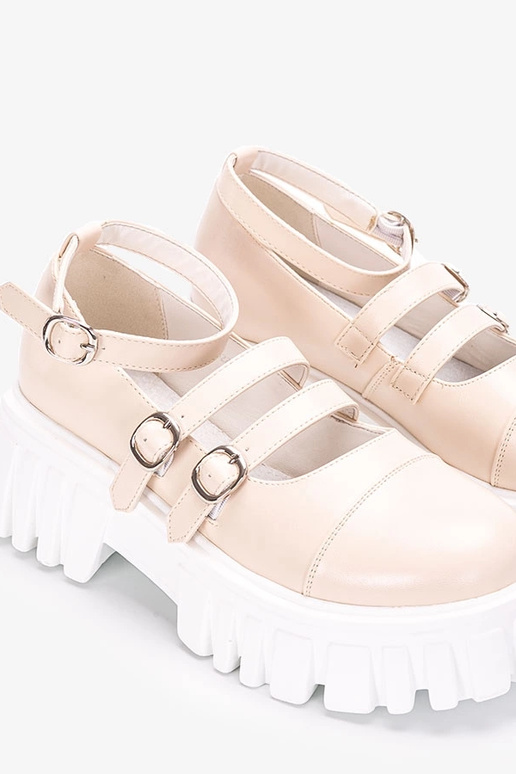 Beige Halbschuhe auf Traktorreifen,... Beige Halbschuhe auf Traktorreifen,...