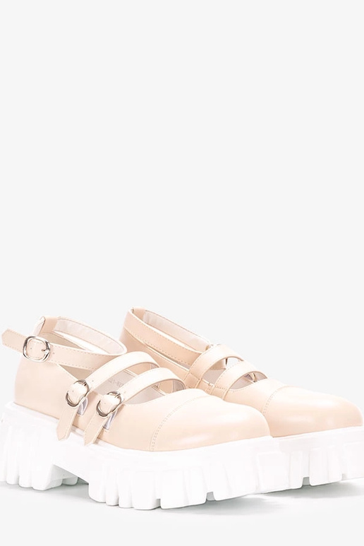 Beige Halbschuhe auf Traktorreifen,... Beige Halbschuhe auf Traktorreifen,...