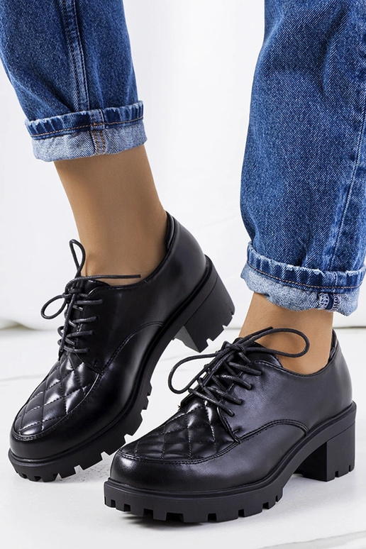 Schwarze Halbschuhe mit dicker Sohle,... Schwarze Halbschuhe mit dicker Sohle,...