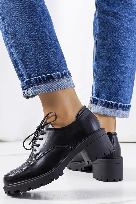 Schwarze Halbschuhe mit dicker Sohle,... Schwarze Halbschuhe mit dicker Sohle,...