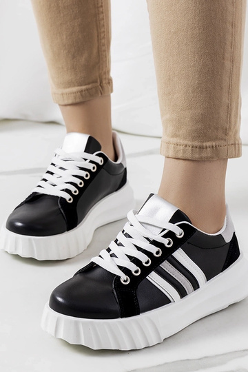 Schwarze Plateau-Sneakers...