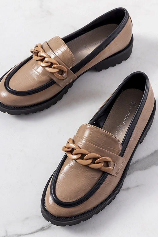 Braune Halbschuhe mit dekorativer... Braune Halbschuhe mit dekorativer...