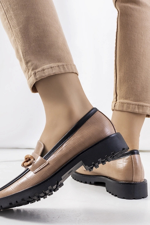 Braune Halbschuhe mit dekorativer... Braune Halbschuhe mit dekorativer...