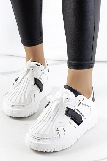 Weiße Sportschuhe mit...