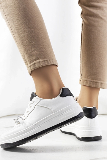 Weiße Sneaker mit Maring-Kette