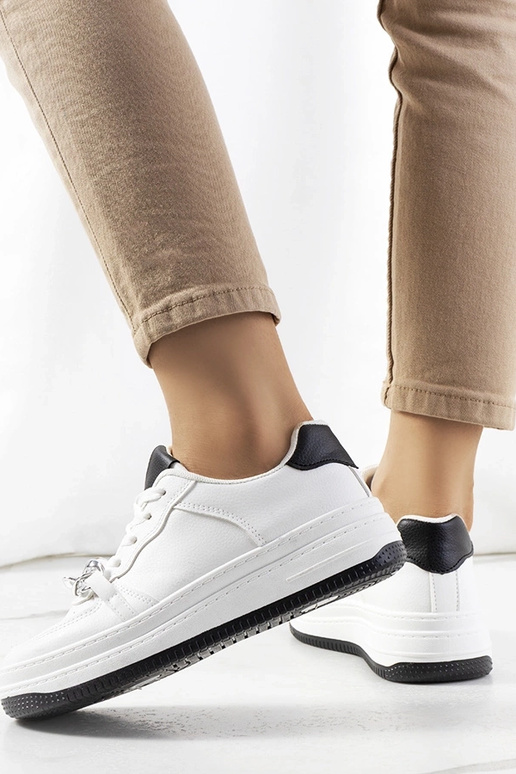 Weiße Sneaker mit Maring-Kette