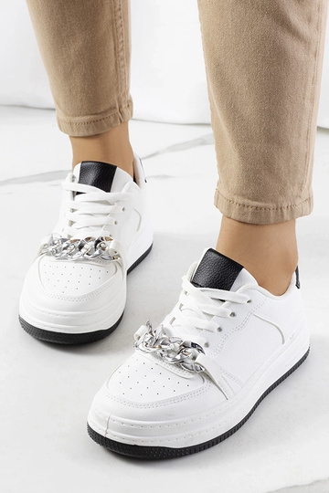 Weiße Sneaker mit Maring-Kette 2