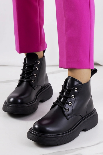 Schwarze Stiefel vom Typ... 2