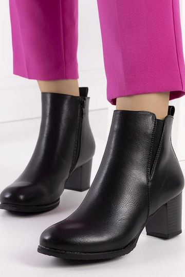 Schwarze Stiefeletten mit...