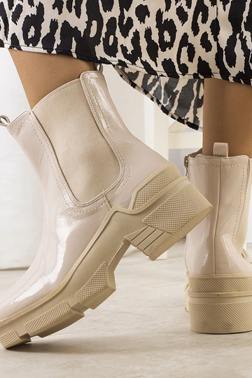 Beige Lacklederstiefeletten... 2