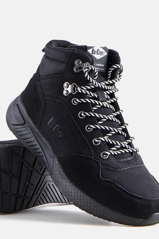 Schwarze isolierte Stiefel...