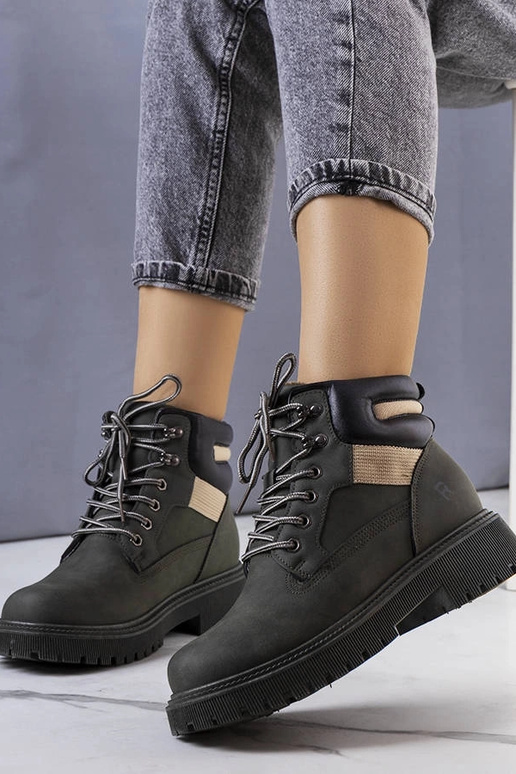 Grüne isolierte Nadel-Stiefel