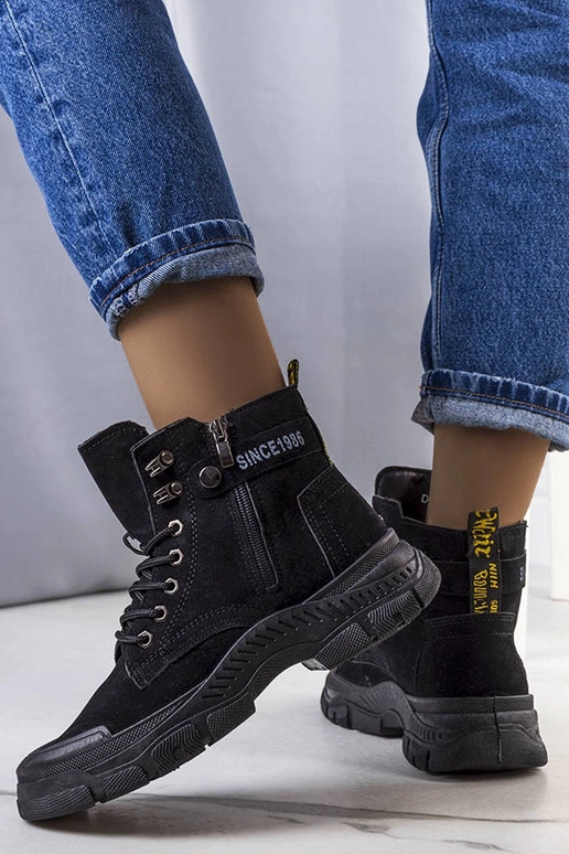 Schwarze isolierte Stiefel aus...