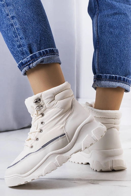 Cremefarbene isolierte Rimu-Stiefel