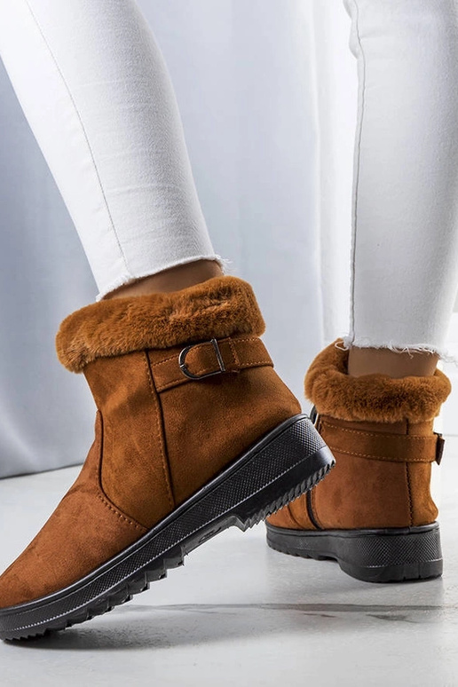 Kamelfarbene, isolierte Schneestiefel...