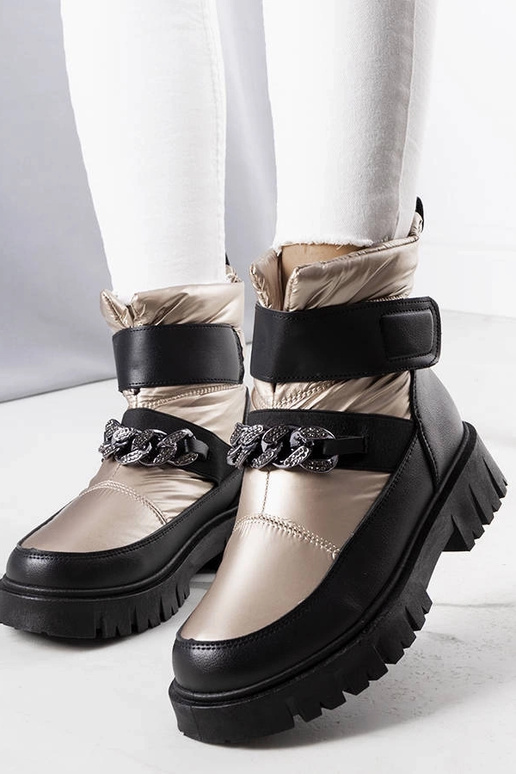 Ephraim Schneestiefel mit goldener Kette