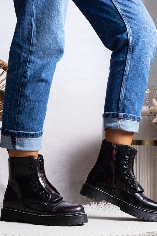 Burgunderfarbene isolierte...