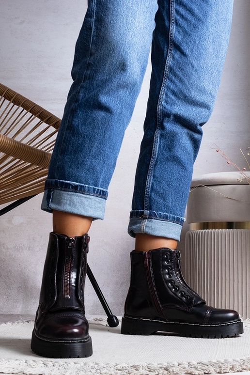 Burgunderfarbene isolierte...