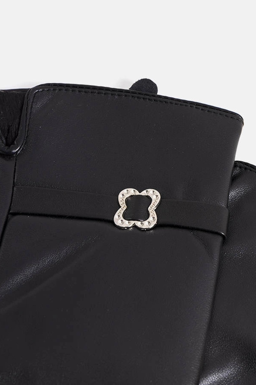 Schwarze isolierte Handschuhe mit... Schwarze isolierte Handschuhe mit...