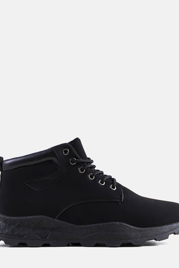 Schwarze isolierte Stiefel...