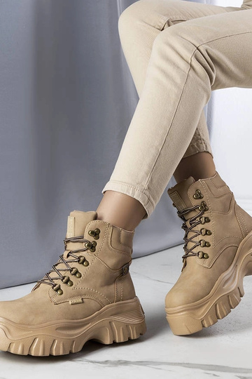 Sandfarbene Wanderschuhe,...