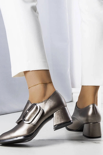 Graue Pumps mit Blockabsatz... 2